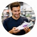 Henck Landsmeer controleert een zaalvoetbalschoen in de winkel